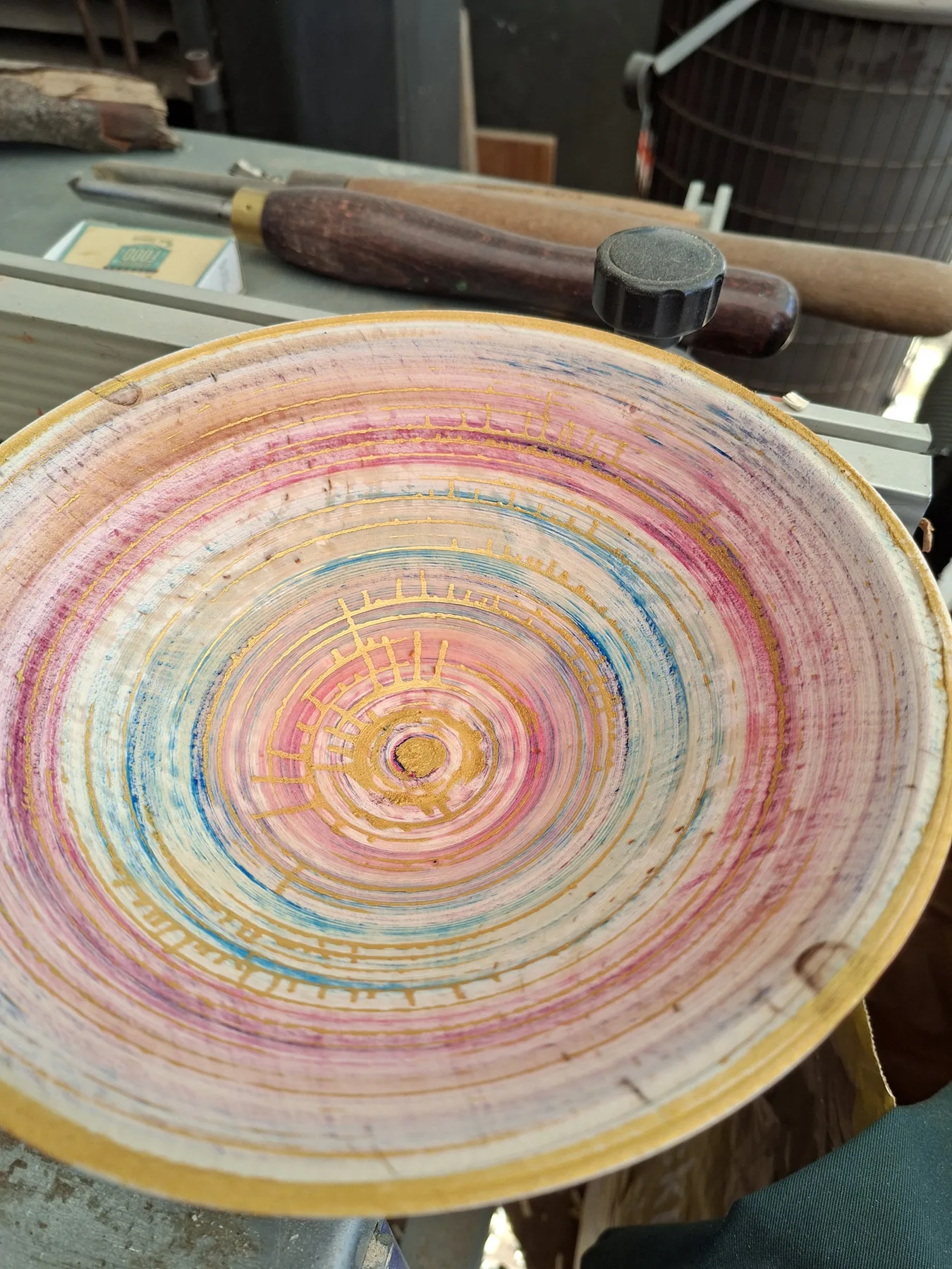 Élève à l'œuvre dans l'atelier d'Ucimont, vallée de la Semois