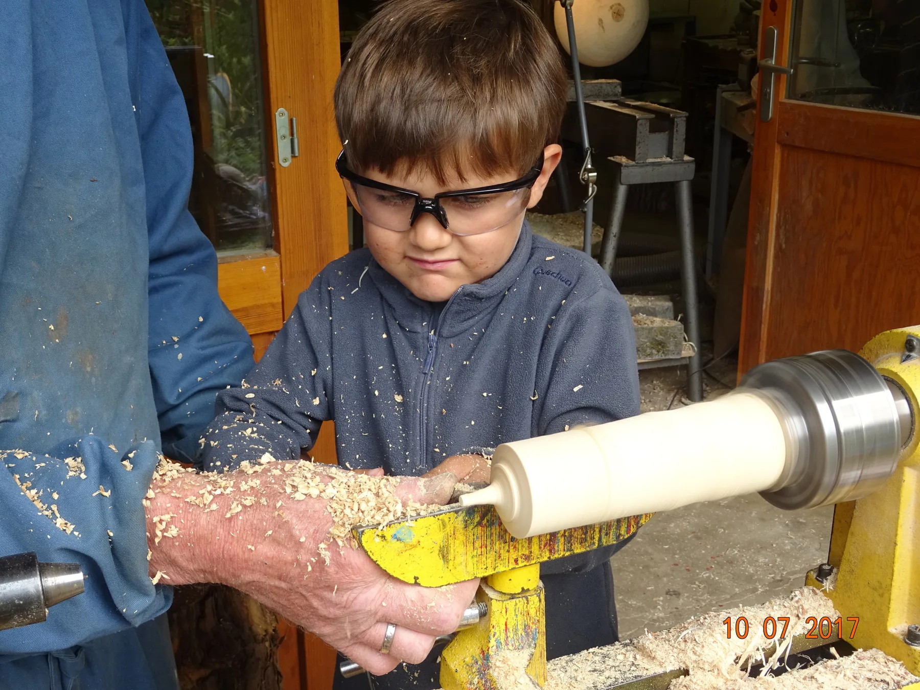 Toupie en bois aux couleurs vives, tournée à l'atelier d'Ucimont