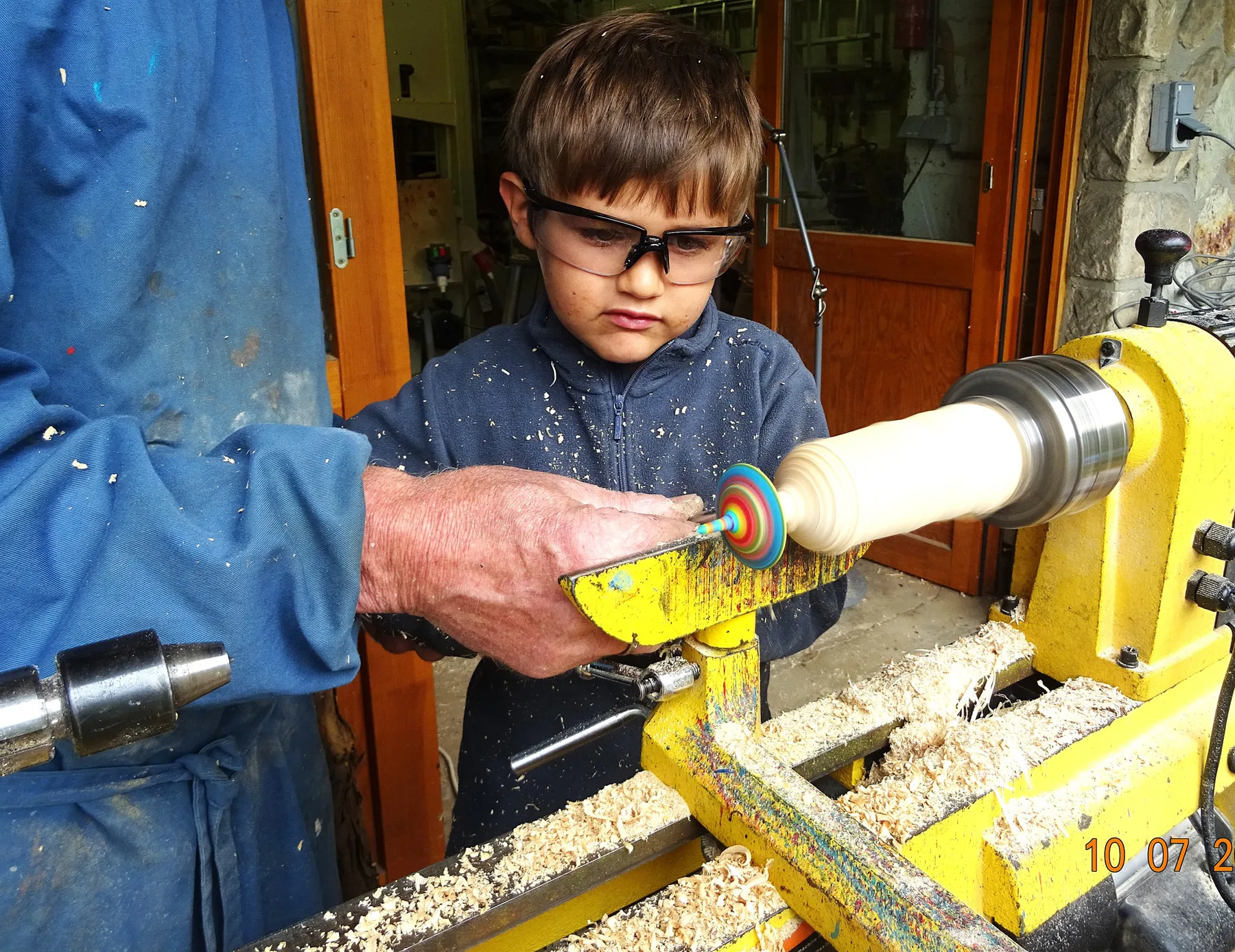 Atelier toupie en famille, formule découverte tournage sur bois